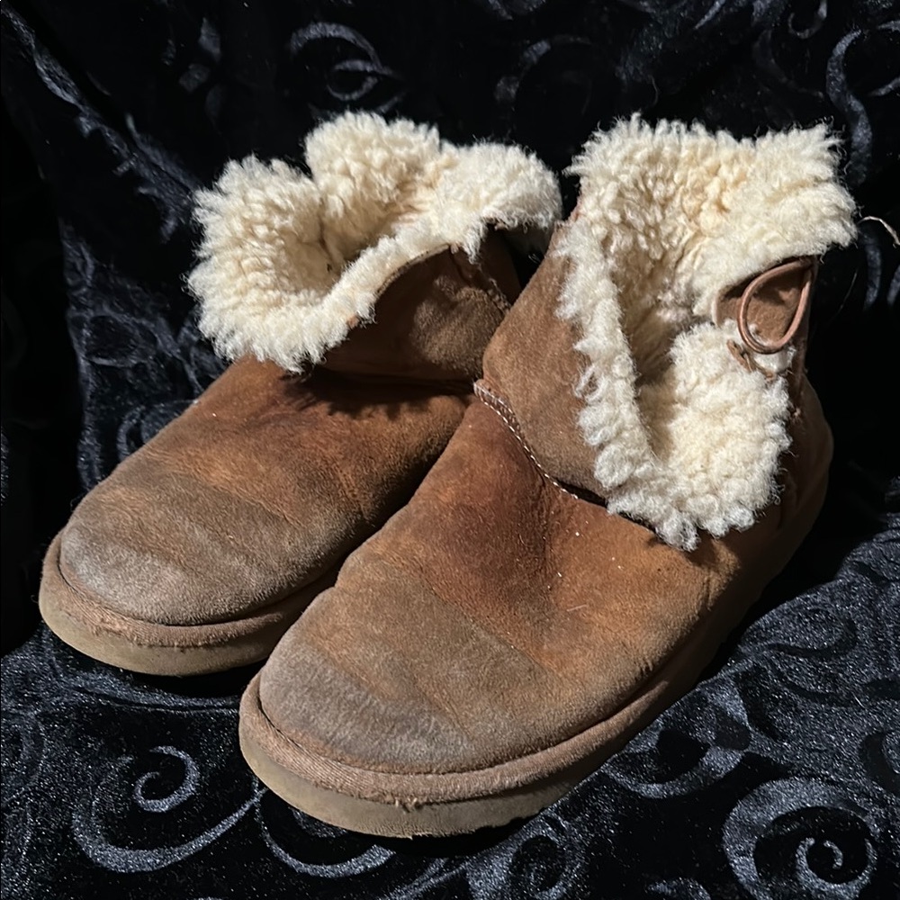 Classic caramel uggs (MISSING BUTTON)